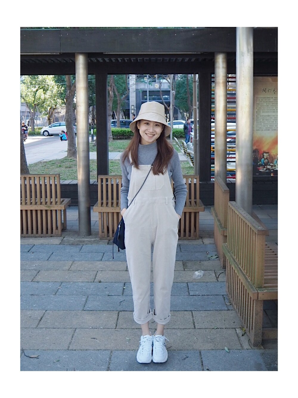「ootd、winter、lovely、casual、boylish、吊帶褲 、球鞋、漁夫帽、girl、PAZZO」｜「NAのアイテム（トップス、グレー系）」を使った、Yun Luさん（レディース・163cm）の冬コーディネートの1枚目の写真