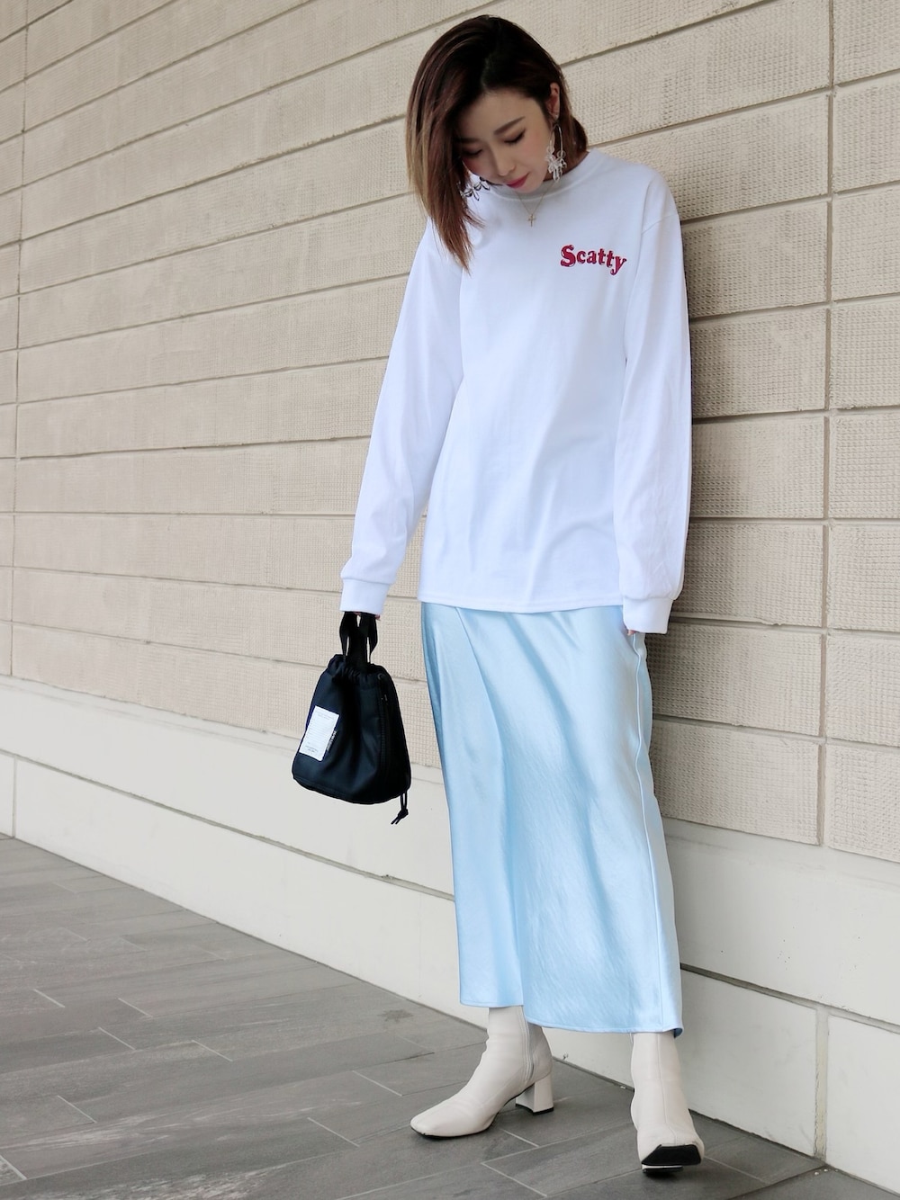 ホワイト系のTシャツ/カットソー、ブルー系のスカートを着用したレディースの春コーディネートの1枚目の写真