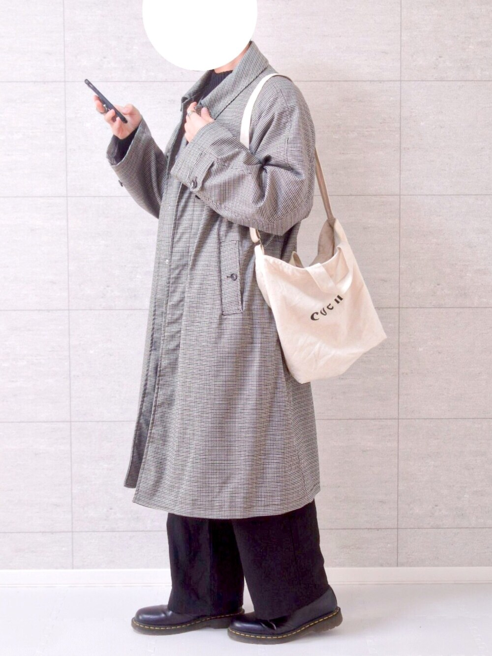 「今日のコーデ、ビックシルエット、コート、ワイドパンツ、トートバッグ、大人カジュアル、冬コーデ、ドクターマーチン、UNIQLO、グレンチェック」｜「WYM LIDNMの【WYM LIDNM】Aライン バルカラーツイルロングコート（ステンカラーコート、ブラウン系）」を使った、しま🦓さん（メンズ・170cm）の冬コーディネートの1枚目の写真