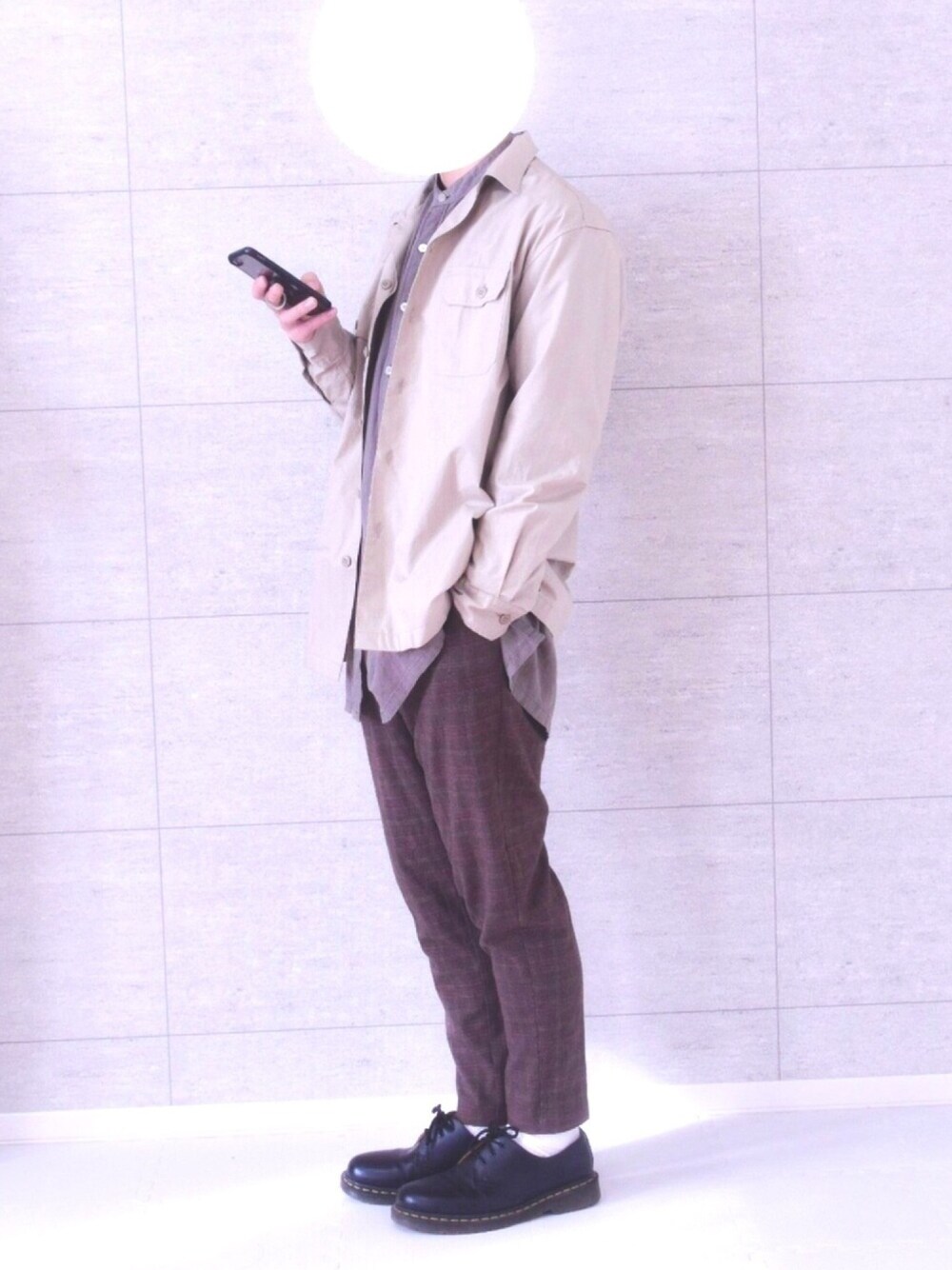 グリーン系のシャツ/ブラウス、ベージュ系のシャツ/ブラウス、ブラウン系のスラックスを着用したメンズの冬コーディネートの1枚目の写真