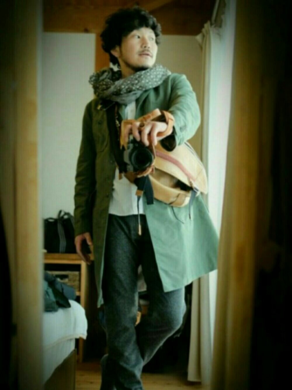 「チェスターコート、メッセンジャーバッグ、レザーバッグ、ストール、ストールぐるぐる、春よこい、VINTERKS、mspc、ENGINEERED GARMENTS、オリーブ」｜「Engineered Garmentsのアイテム（シャツ/ブラウス、ホワイト系）」を使った、まつさん（メンズ・173cm）の冬コーディネートの1枚目の写真