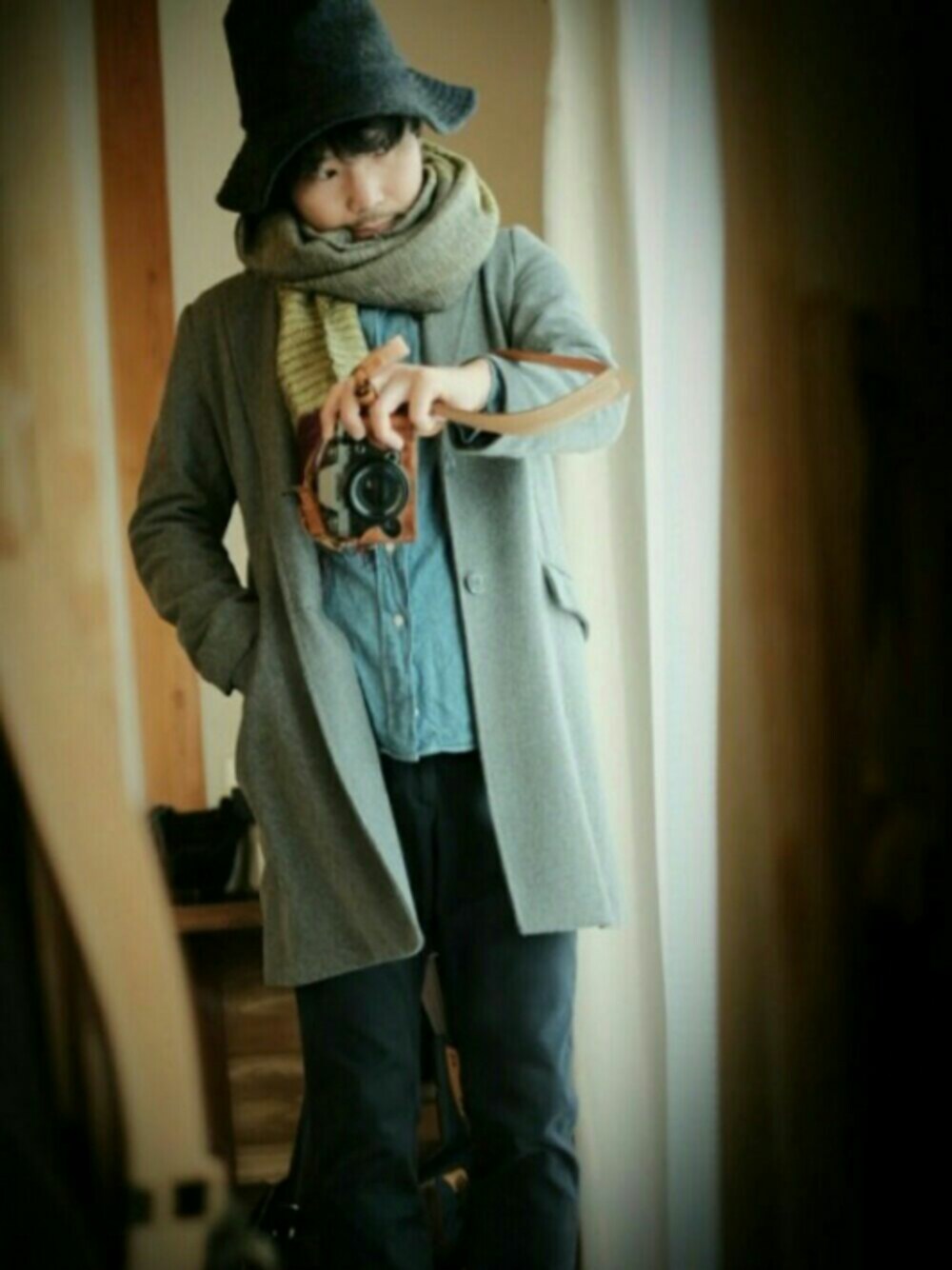 「チェスターコート、ハット、トンガリ帽子、スナフキン、エンジニアードガーメンツ、ENGINEERED GARMENTS、URBAN RESEARCH、GYMPHLEX、ストール、シンプル」｜「Engineered Garmentsのスナフキンハット（ハット、グレー系）」を使った、まつさん（メンズ・173cm）の冬コーディネートの1枚目の写真