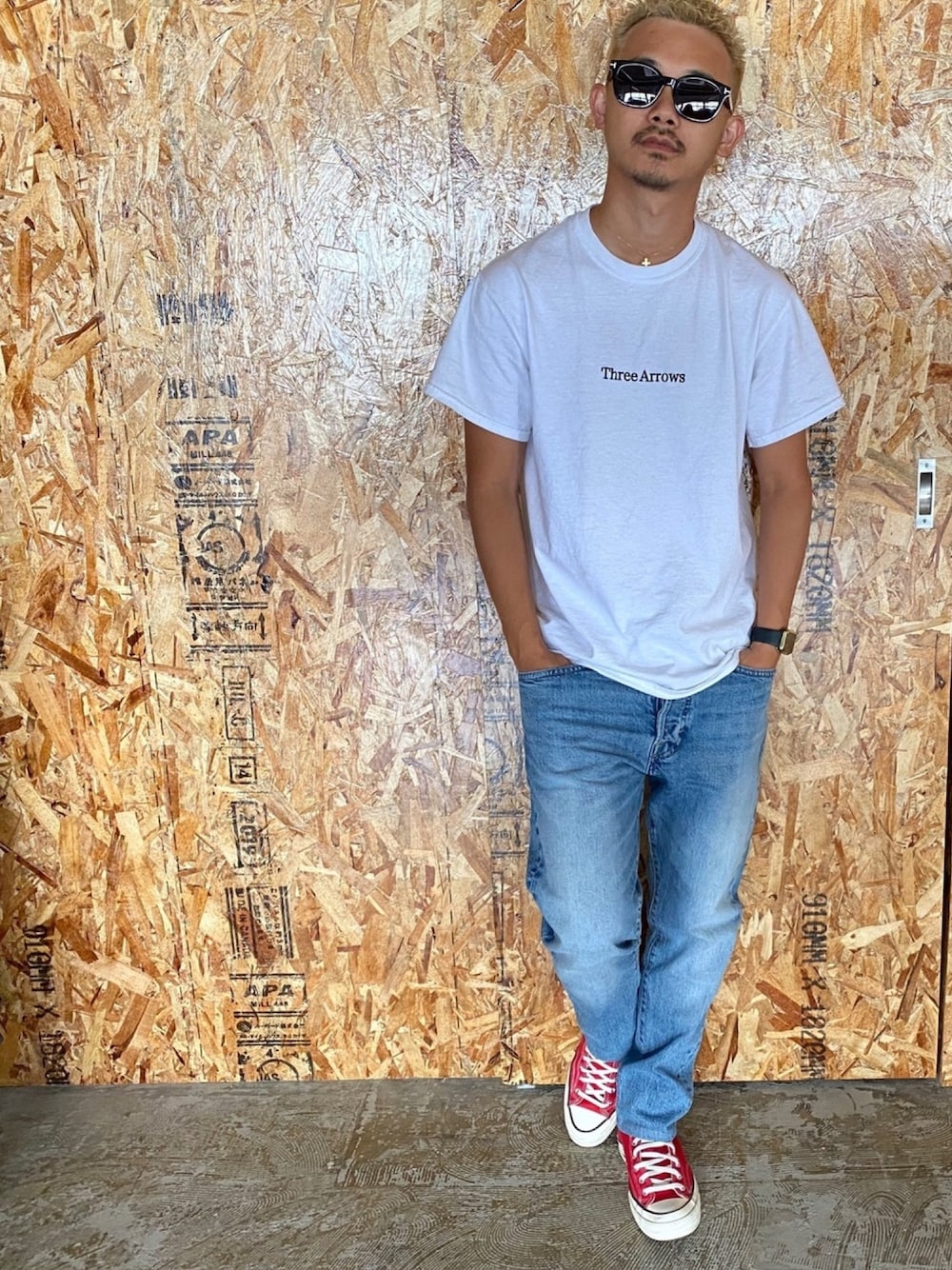 ホワイト系のTシャツ/カットソー、ブルー系のデニムパンツ、レッド系のスニーカーを着用したメンズの春コーディネートの1枚目の写真