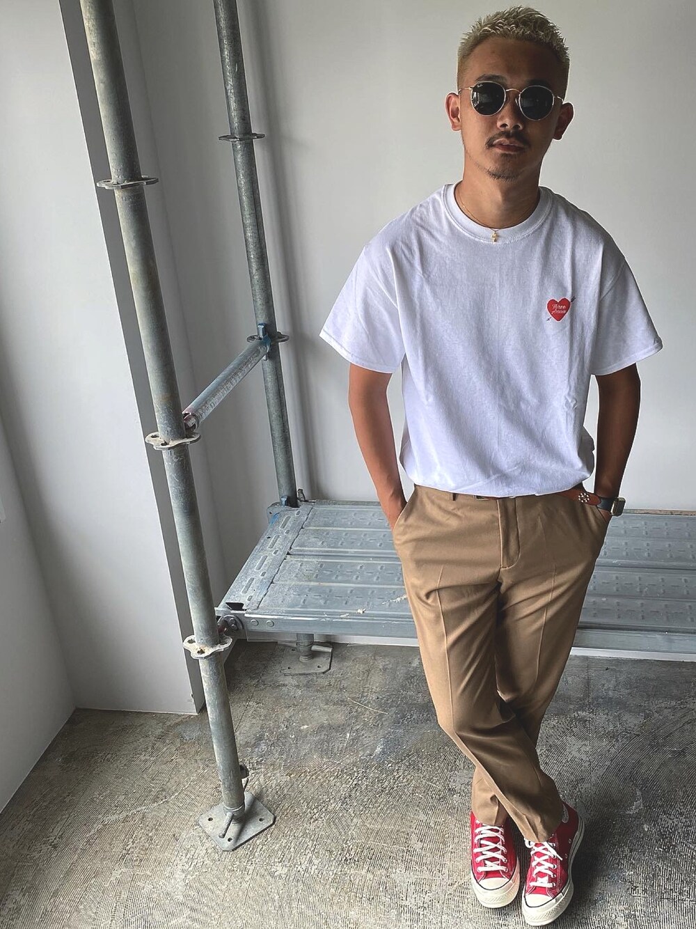 ホワイト系のTシャツ/カットソー、ベージュ系のスラックス、レッド系のスニーカーを着用したメンズの夏コーディネートの1枚目の写真