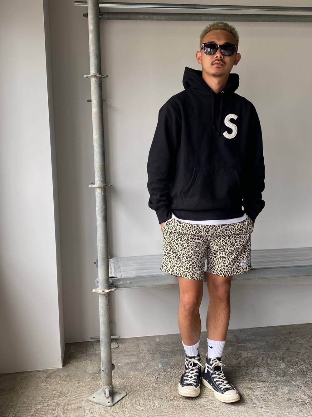 ブラック系のパーカー、その他のその他パンツ、ブラック系のスニーカーを着用したメンズの春コーディネートの1枚目の写真