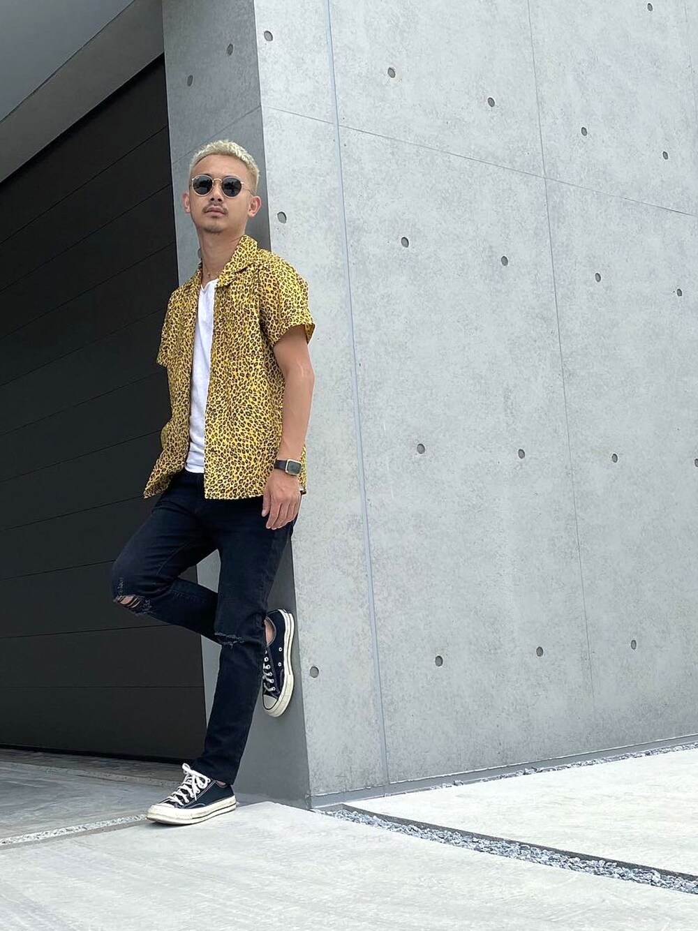 「夏コーデ、休日スタイル、30代、30代コーデ、低身長コーデ、黒、H&M、ThreeArrows、スリーアローズ、カジュアルコーデ」｜「ThreeArrowsのアイテム（シャツ/ブラウス、ゴールド系）」を使った、$$$_threearrowsさん（メンズ・165cm）の夏コーディネートの1枚目の写真