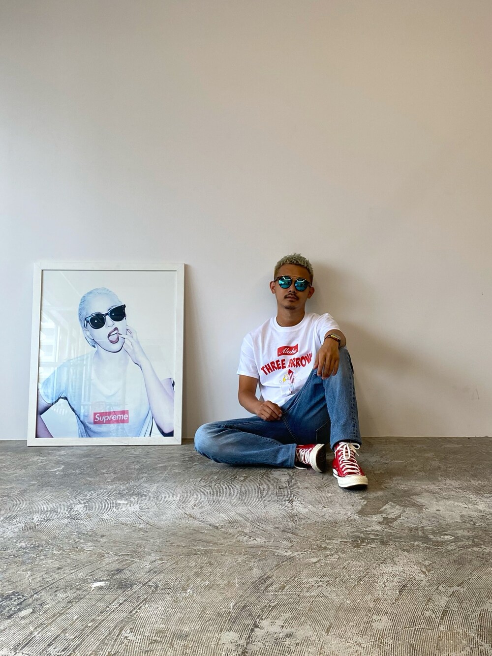ホワイト系のTシャツ/カットソー、ブルー系のデニムパンツ、レッド系のスニーカーを着用したメンズの夏コーディネートの1枚目の写真