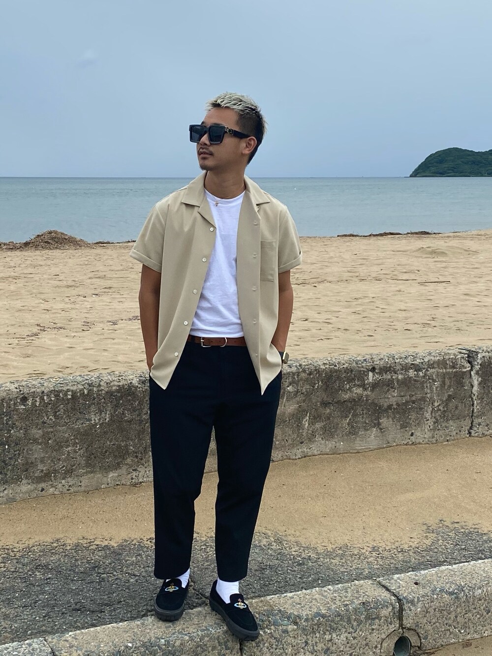 「ラフ、大人コーデ、シャツスタイル、きれいめカジュアル、カジュアル、スラックス、ユニクロ、UNIQLO、ThreeArrows、30代」｜「ThreeArrowsのアイテム（シャツ/ブラウス、ベージュ系）」を使った、$$$_threearrowsさん（メンズ・165cm）の夏コーディネートの1枚目の写真