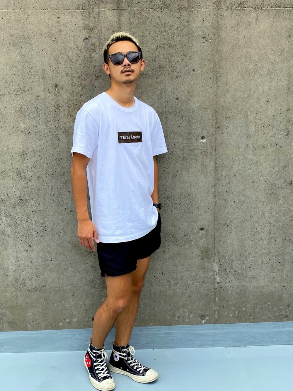 「夏コーデ、シンプルコーデ、ビッグシルエット、ゆるコーデ、オトナカジュアル、大人カジュアル、versace、COMME des GARCONS、30代、ハーフパンツ」｜「ThreeArrowsのアイテム（Tシャツ/カットソー、ホワイト系）」を使った、$$$_threearrowsさん（メンズ・165cm）の夏コーディネートの1枚目の写真
