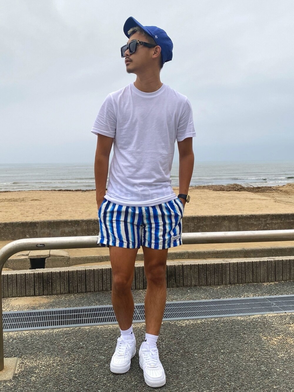 「夏だ！Tシャツ着よう！、夏コーデ、ラフ、プチプラコーデ、白Tシャツ、NIKE、NIKE AIR FORCE、ThreeArrows、30代、ハーフパンツ」｜「H&MのH&M - レギュラーフィット ラウンドネックTシャツ - ホワイト（Tシャツ/カットソー、ホワイト系）」を使った、$$$_threearrowsさん（メンズ・165cm）の夏コーディネートの1枚目の写真
