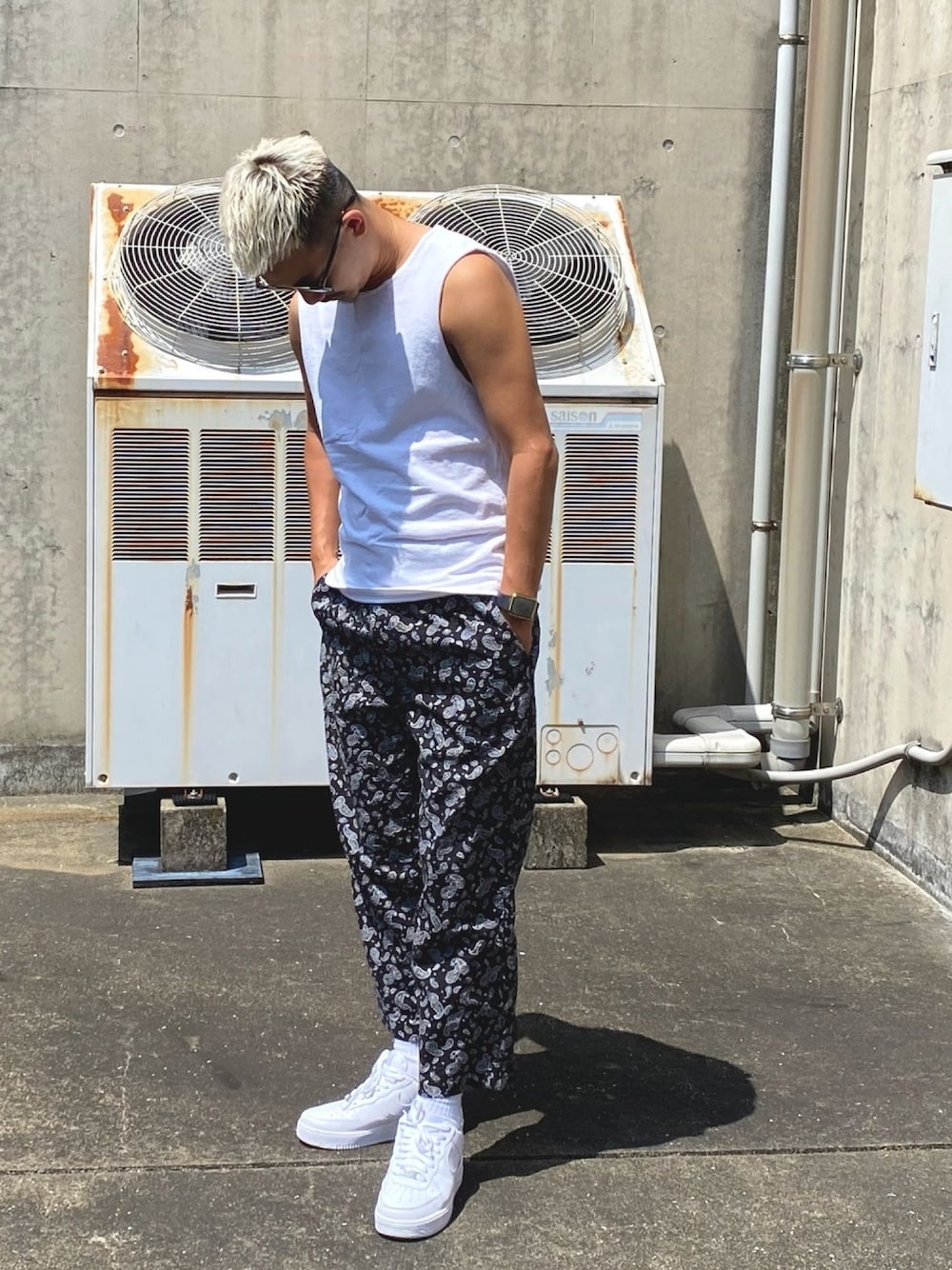 「シンプル、夏コーデ、ペイズリー、NIKE AIR FORCE、NIKE、COOKMAN、ThreeArrows、30代、リラックススタイル、ノースリーブ」｜「ThreeArrowsのアイテム（Tシャツ/カットソー、ホワイト系）」を使った、$$$_threearrowsさん（メンズ・165cm）の夏コーディネートの1枚目の写真