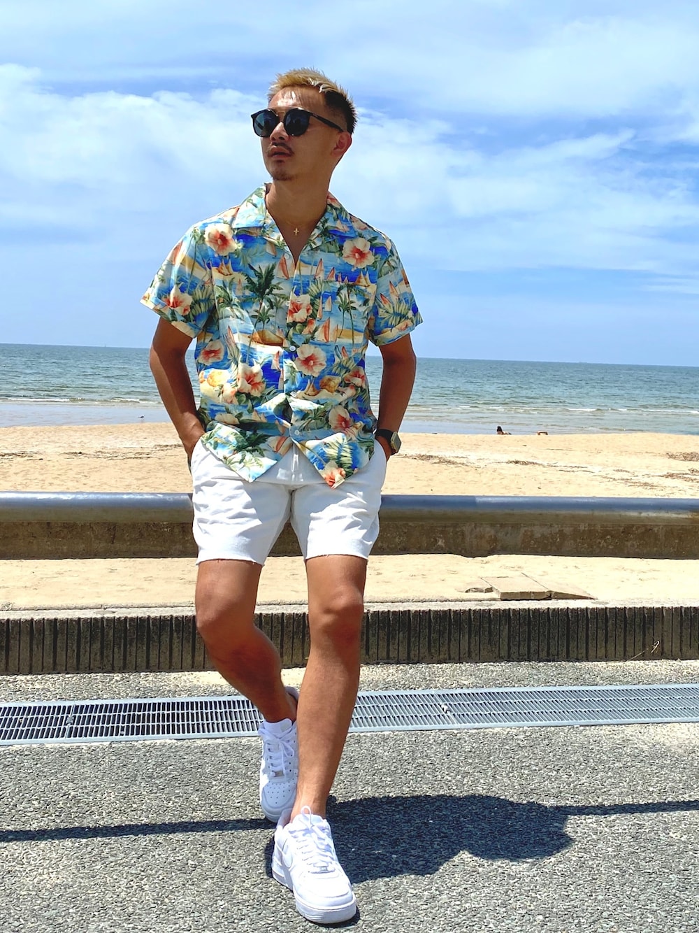 その他のシャツ/ブラウス、ホワイト系のデニムパンツ、ブラック系のスニーカーを着用したメンズの夏コーディネートの1枚目の写真