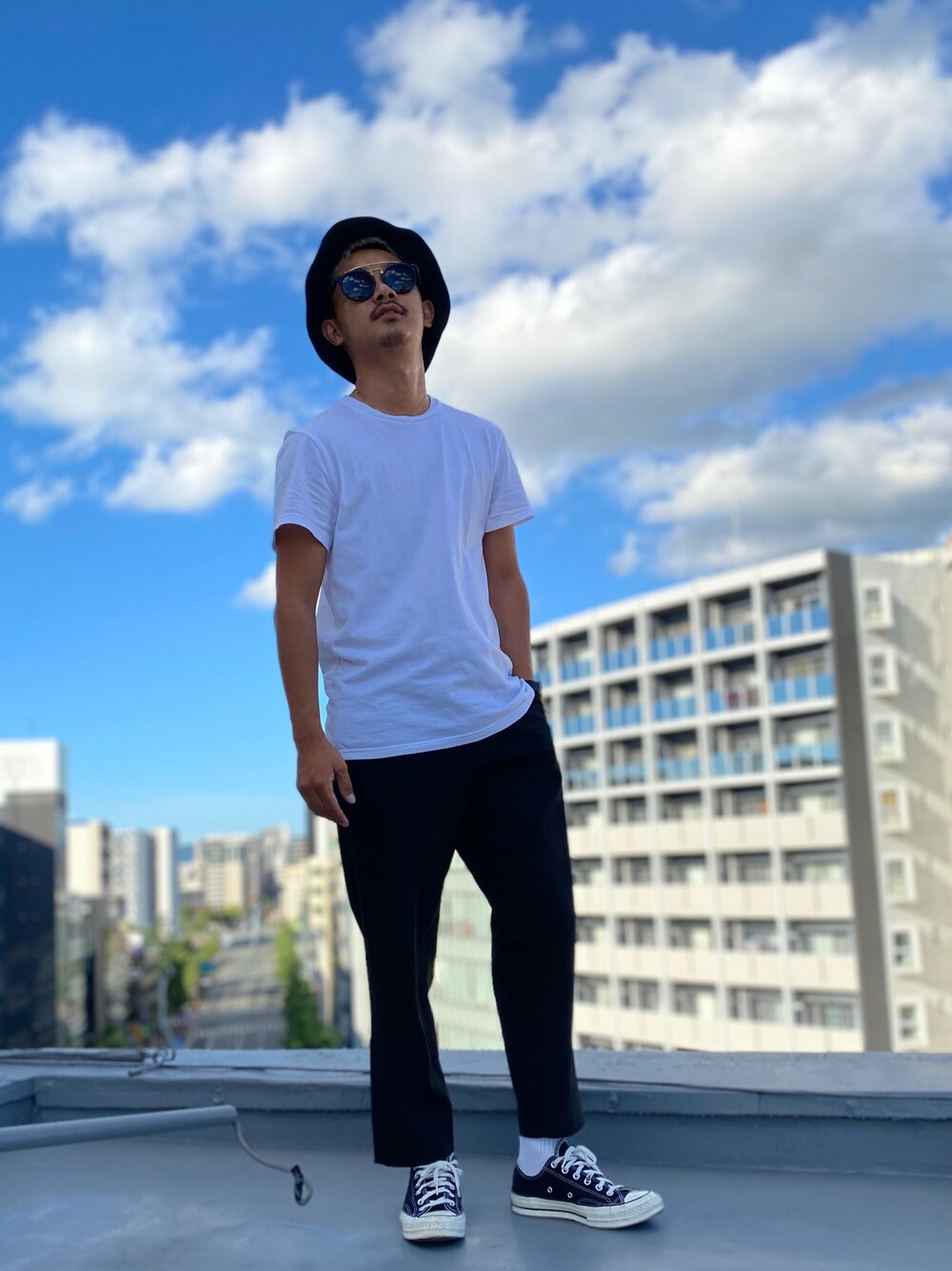 「シンプルコーデ、夏コーデ、オトナカジュアル、きれいめカジュアル、休日スタイル、UNIQLO、低身長、サングラス、バケットハット、スラックス」｜「H&MのH&M - レギュラーフィット ラウンドネックTシャツ - ホワイト（Tシャツ/カットソー、ホワイト系）」を使った、$$$_threearrowsさん（メンズ・165cm）の夏コーディネートの1枚目の写真
