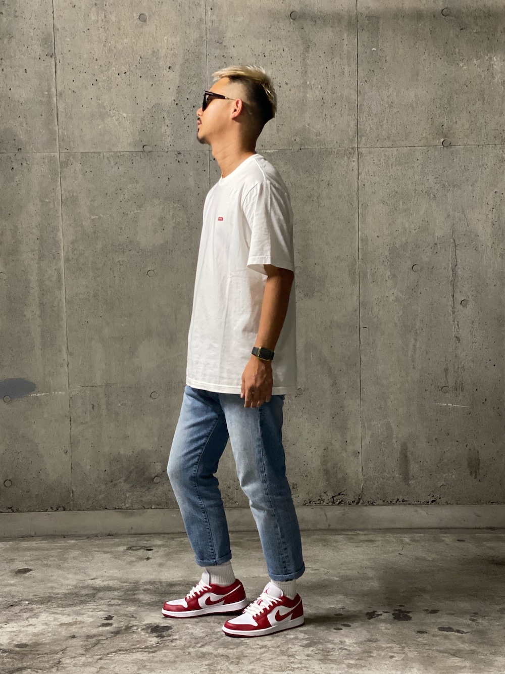 「シンプル、大人カジュアル、サングラス、ストリート、Jordan、シュプリーム、supreme、30代、デニムパンツ、カジュアル」｜「Supreme のアイテム（Tシャツ/カットソー、ホワイト系）」を使った、$$$_threearrowsさん（メンズ・165cm）の夏コーディネートの1枚目の写真