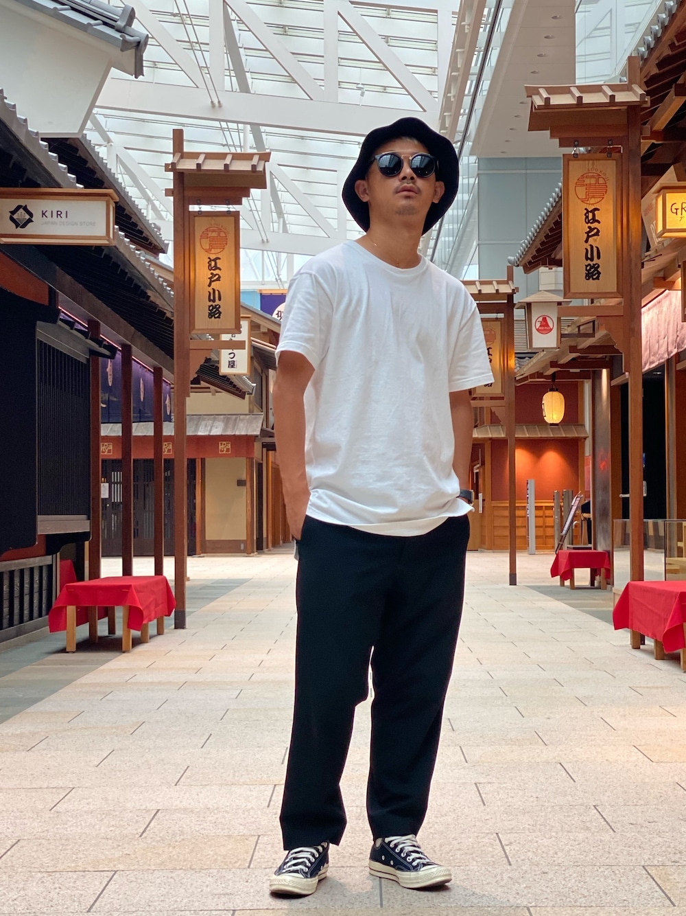 「シンプルコーデ、大人カジュアル、サングラス、リラックススタイル、ラクチンコーデ、ストリート、UNIQLO、converse、NIKE、stussy」｜「H&MのH&M - レギュラーフィット ラウンドネックTシャツ - ホワイト（Tシャツ/カットソー、ホワイト系）」を使った、$$$_threearrowsさん（メンズ・165cm）の秋コーディネートの1枚目の写真