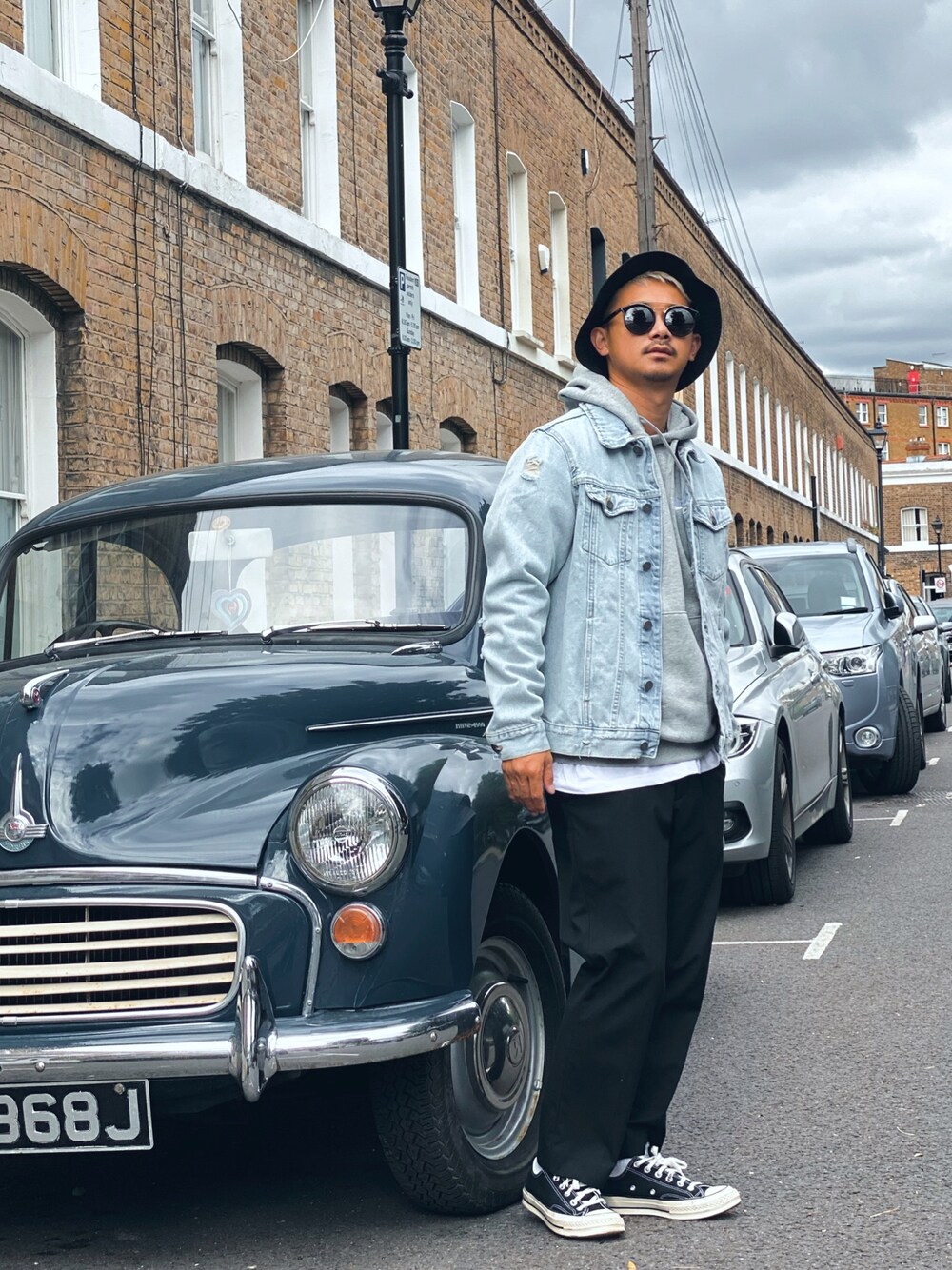 「オトナカジュアル、ビッグシルエット、デニムジャケット、コンバース、UNIQLO、低身長、秋服準備はじめました、スラックス、サングラス、シンプルコーデ」｜「UNIQLOのアイテム（スラックス、ブラック系）」を使った、$$$_threearrowsさん（メンズ・165cm）の秋コーディネートの1枚目の写真