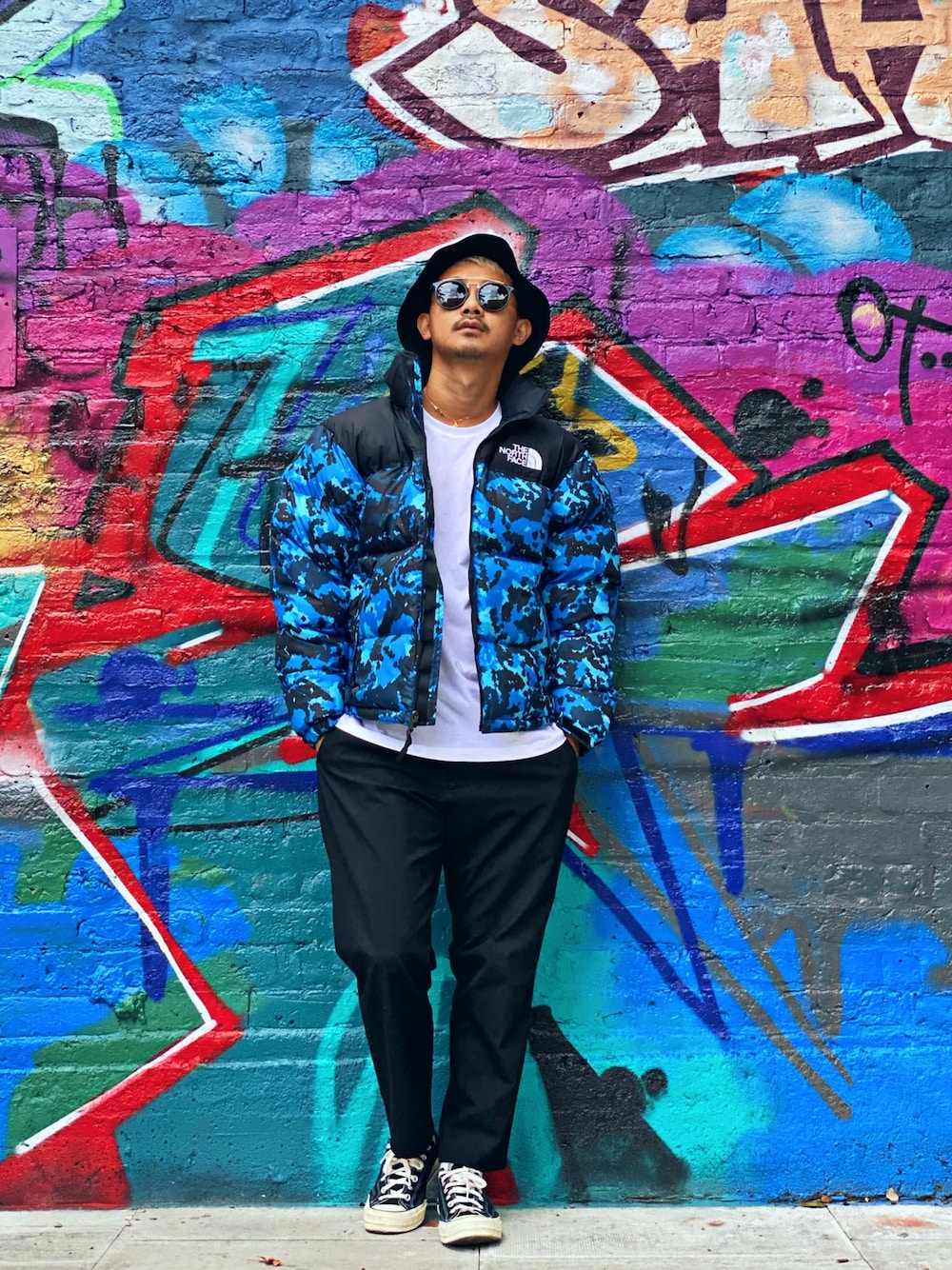 「ユニクロ、ストカジ、ロンT、ストリート、休日スタイル、ビッグシルエット、スニーカー、THE NORTH FACE、ヌプシ、コンバース」｜「THE NORTH FACEのアイテム（ダウンジャケット/コート、ブルー系）」を使った、$$$_threearrowsさん（メンズ・165cm）の秋コーディネートの1枚目の写真