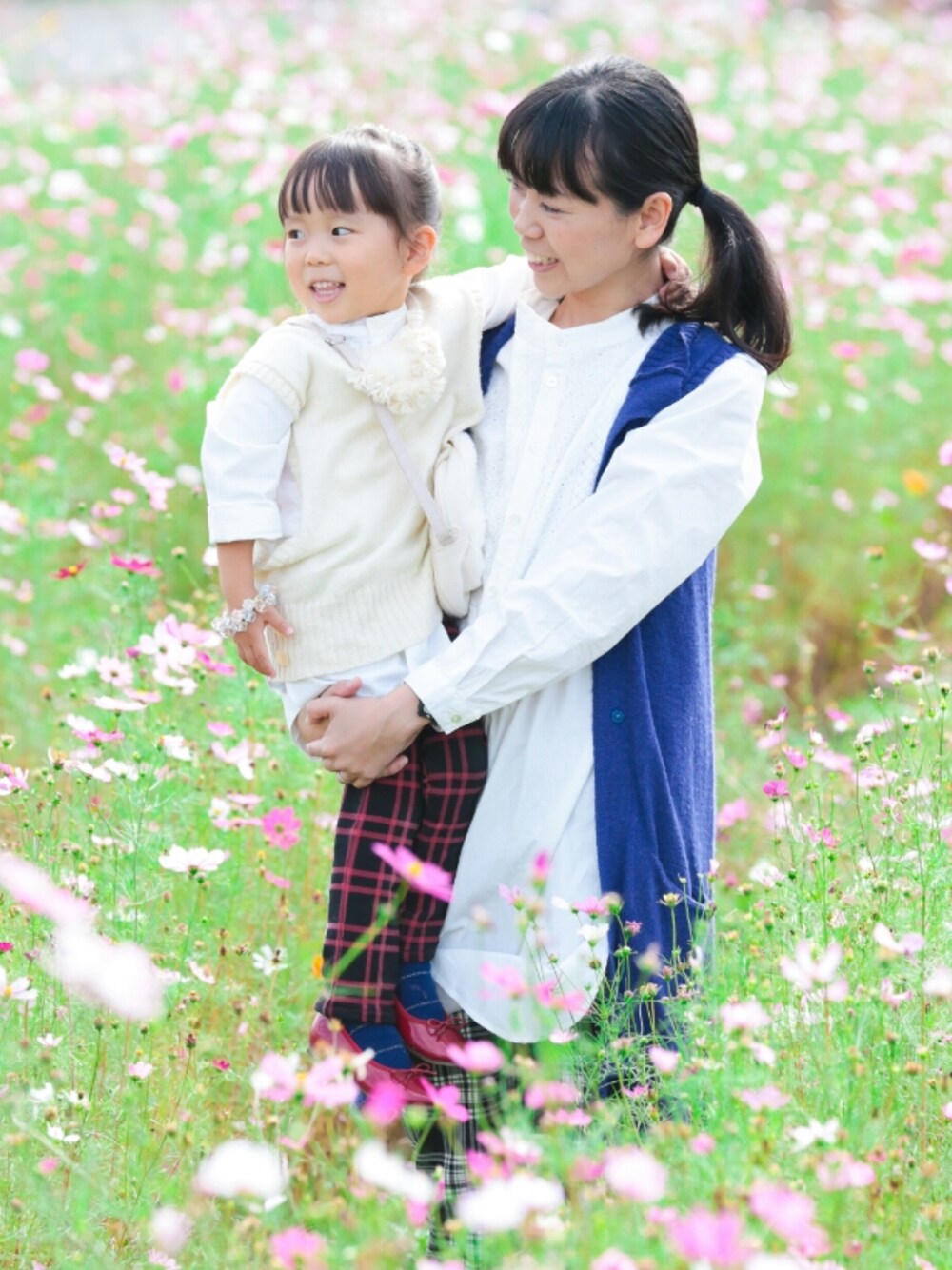 ホワイト系のベスト、ブルー系のベスト、ホワイト系のシャツ/ブラウスを着用したキッズの冬コーディネートの1枚目の写真