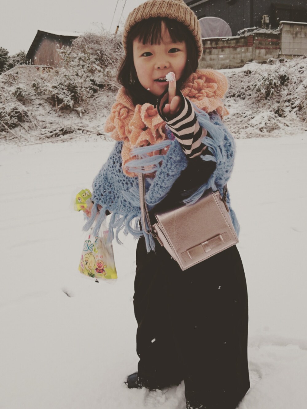 「冬コーデ、休日スタイル、雪、サロペット、ニット帽、ポンチョ、集まれ！北関東キッズ★、女の子コーデ、4歳」｜「tecco✨のアイテム（ニットキャップ/ビーニー、ベージュ系）」を使った、ゆん☺さん（キッズ・100cm）の冬コーディネートの1枚目の写真