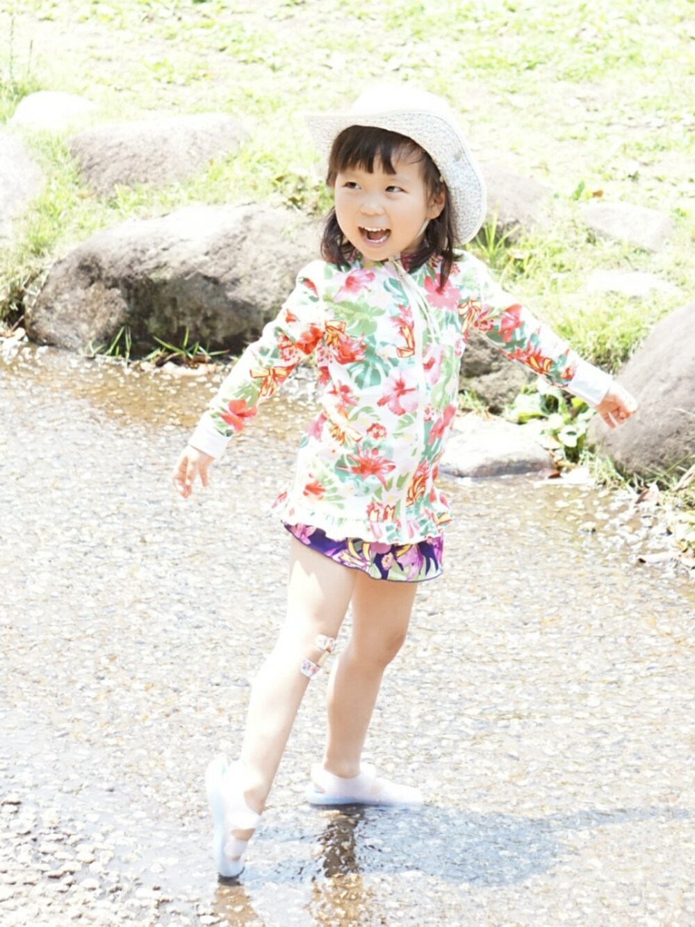 「集まれ！北関東キッズ★、水着、ラッシュガード、花柄、フラワープリント、ウエスタンハット、サンダル、公園」｜「HAKKA KIDSのオリジナルリボントロピカルプリントラッシュガード（ラッシュガード、レッド系）」を使った、ゆん☺さん（キッズ・100cm）の夏コーディネートの1枚目の写真
