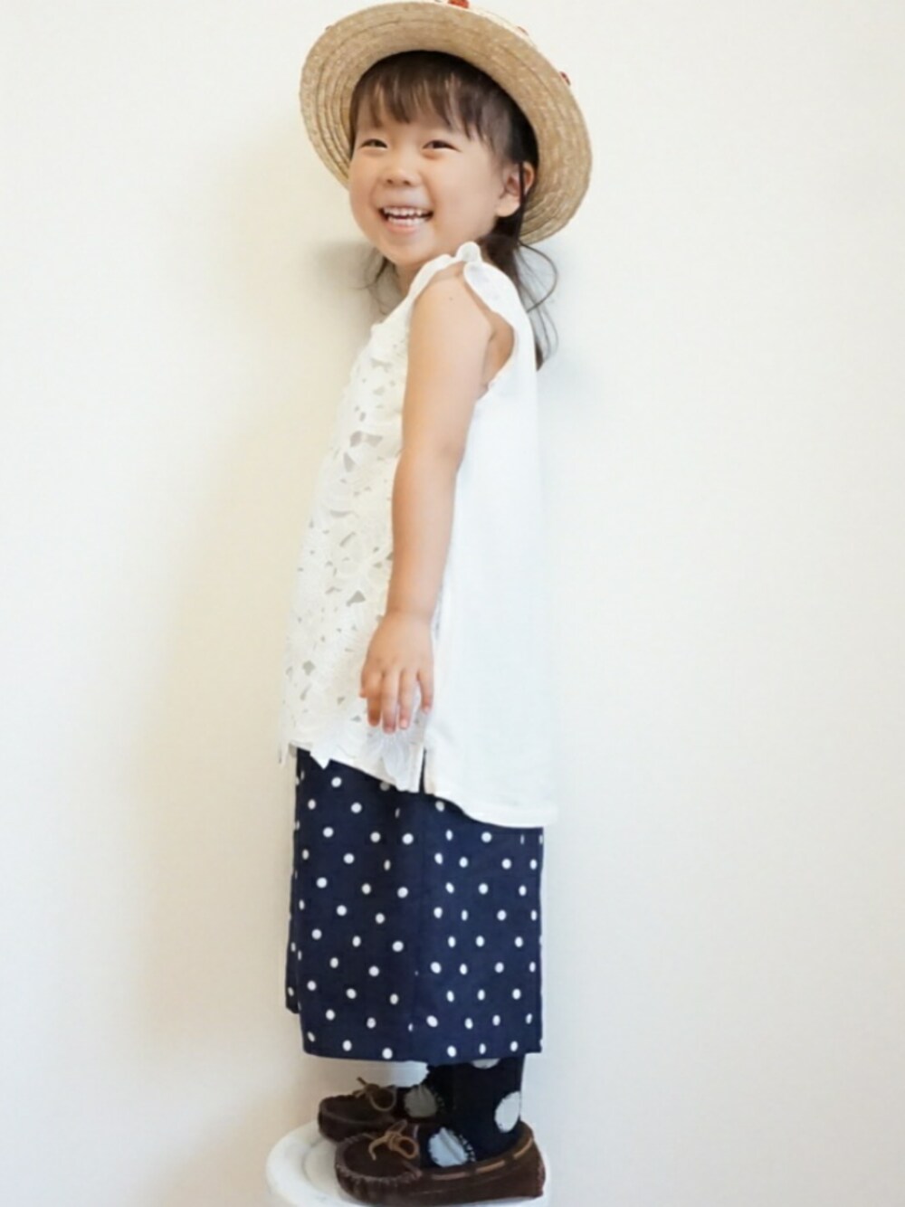 「キッズファッション、夏、女の子、キッズコーデ、ワイドパンツ、カンカン帽、刺繍、花柄」｜「バック有り👜のアイテム（ショルダーバッグ、ベージュ系）」を使った、ゆん☺さん（キッズ・100cm）の夏コーディネートの1枚目の写真