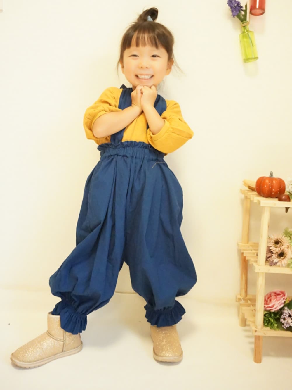 「wearhalloween2017、ミニオン、サロペット、ニット帽、ブーツ、集まれ！北関東キッズ★、ハロウィン」｜「Ribbon hakka kid'sのｅｍｕブーツ・ＳＰＡＲＫＬＥ MINI（ブーツ、ゴールド系）」を使った、ゆん☺さん（キッズ・100cm）の秋コーディネートの1枚目の写真