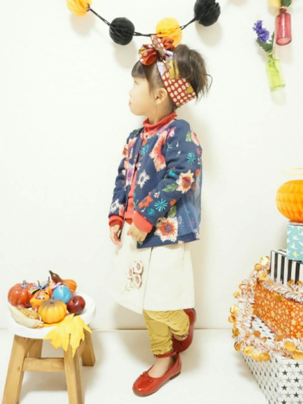 ベージュ系のその他パンツ、ブルー系のカーディガン/ボレロ、ピンク系のTシャツ/カットソーを着用したキッズの秋コーディネートの1枚目の写真