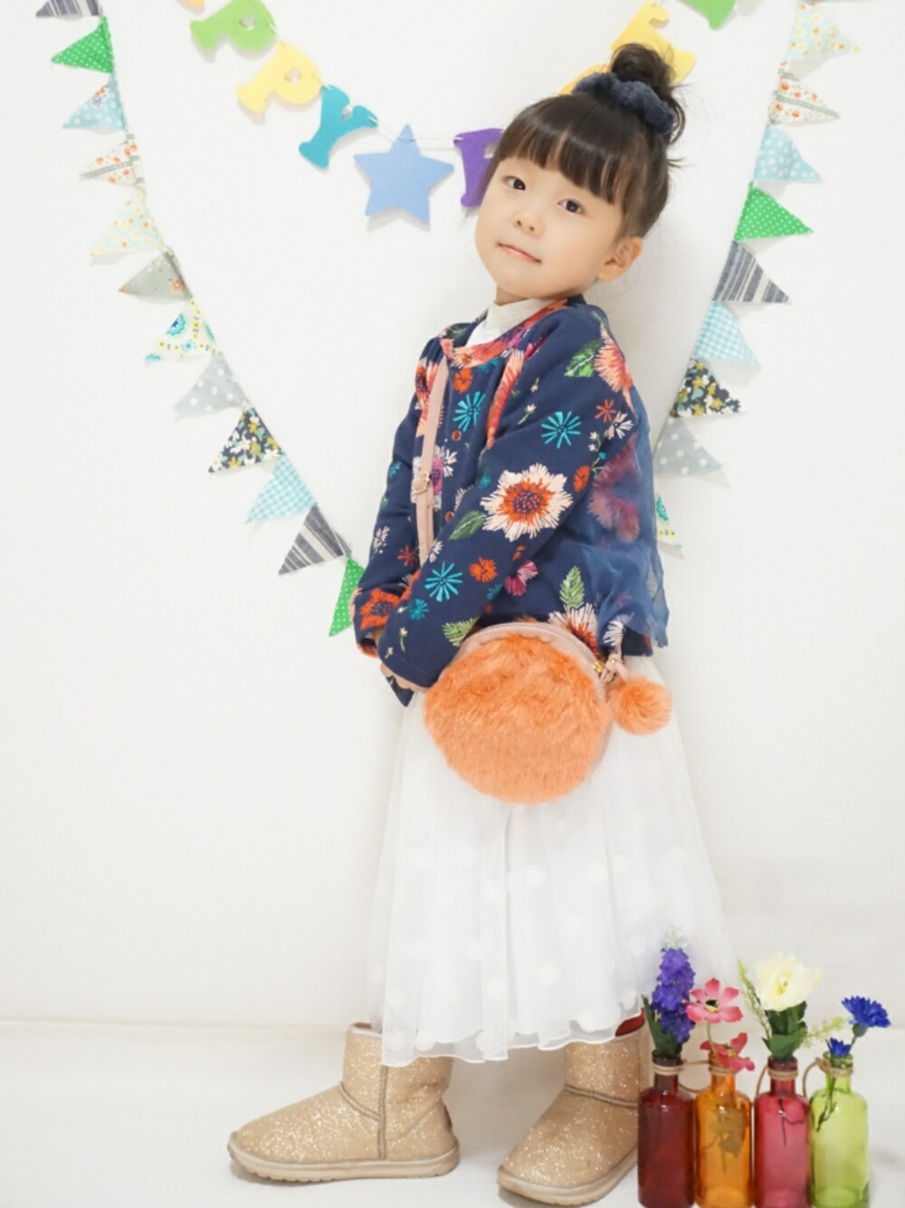 「集まれ！北関東キッズ★、秋のコーデ、秋コーデ、シフォンスカート、ファー小物、花柄、ハッカキッズ、おだんごヘアー、キッズファッション、ブーツ」｜「HAKKA KIDSのチュールフラワードット刺繍スカート（スカート、ホワイト系）」を使った、ゆん☺さん（キッズ・100cm）の秋コーディネートの1枚目の写真