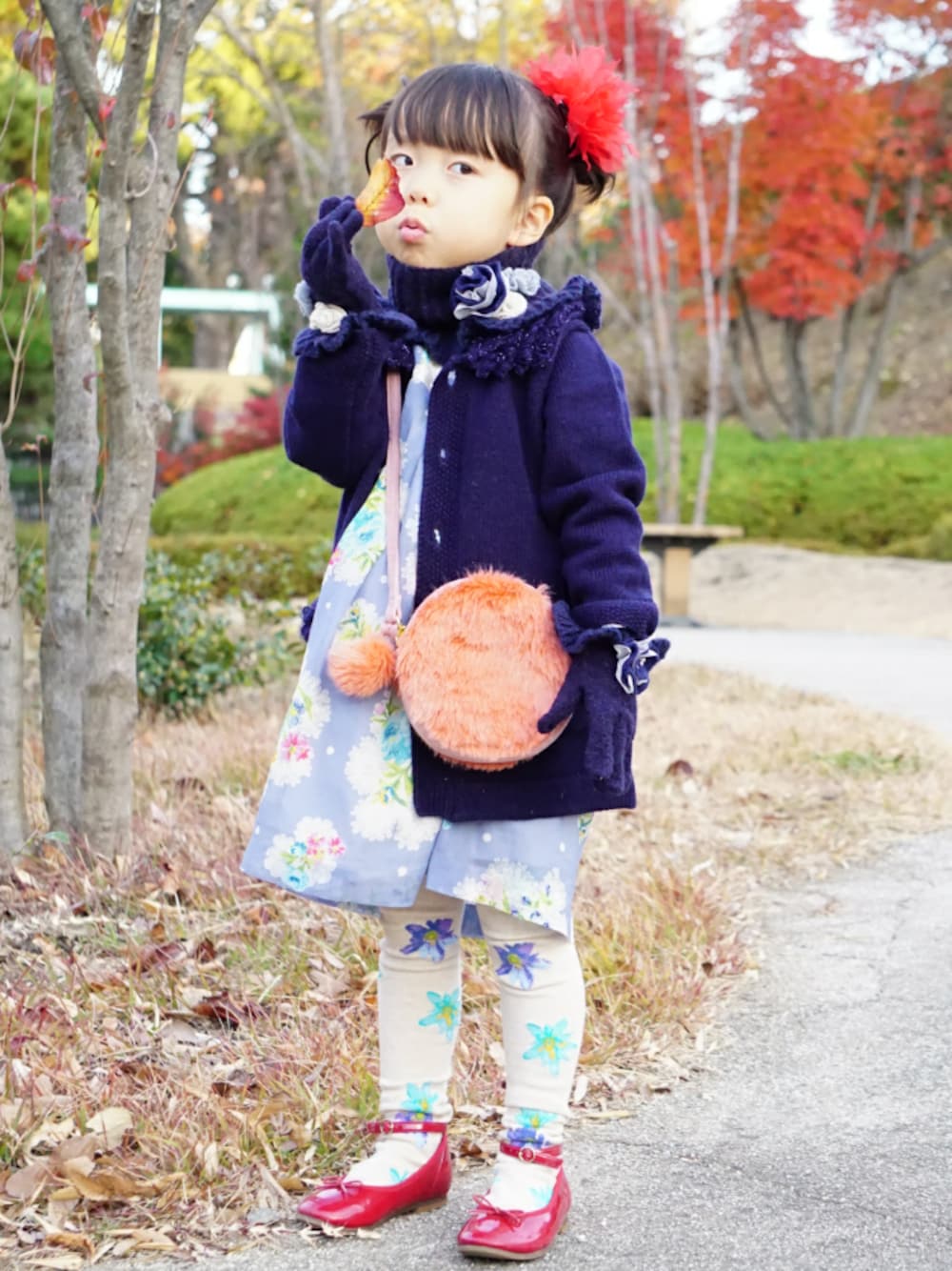 「集まれ！北関東キッズ★、ハッカキッズ、ワンピース、花柄、バレエシューズ、ファー小物、ロングカーディガン、キッズコーデ、キッズファッション」｜「HAKKA KIDSのオリジナルエナメルバレーシューズ（バレエシューズ、レッド系）」を使った、ゆん☺さん（キッズ・100cm）の冬コーディネートの1枚目の写真