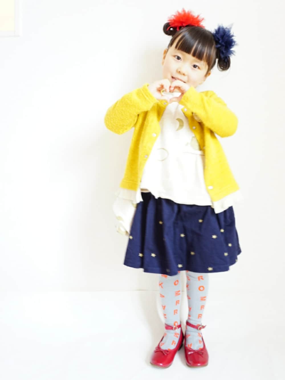 「キッズコーデ、集まれ！北関東キッズ★、MRマル、ワンダーアパートメント、ハッカキッズ、ミナウ、minau、wonderapartment、hakkakids、バレエシューズ」｜「Wonder apartmentの[90-140]スタースカート（スカート、ブルー系）」を使った、ゆん☺さん（キッズ・100cm）の冬コーディネートの1枚目の写真