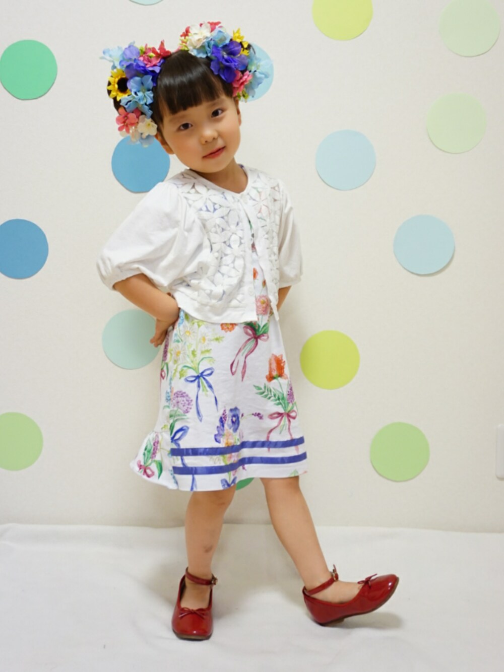 「おしゃれさんと繋がりたい、ハッカキッズ、花柄、ワンピース、バレエシューズ、夏コーデ、ボレロ、集まれ！北関東キッズ★」｜「HAKKA KIDSのロングリボンブーケプリントケープスリーブカットワンピース（ワンピース、ホワイト系）」を使った、ゆん☺さん（キッズ・100cm）の春コーディネートの1枚目の写真