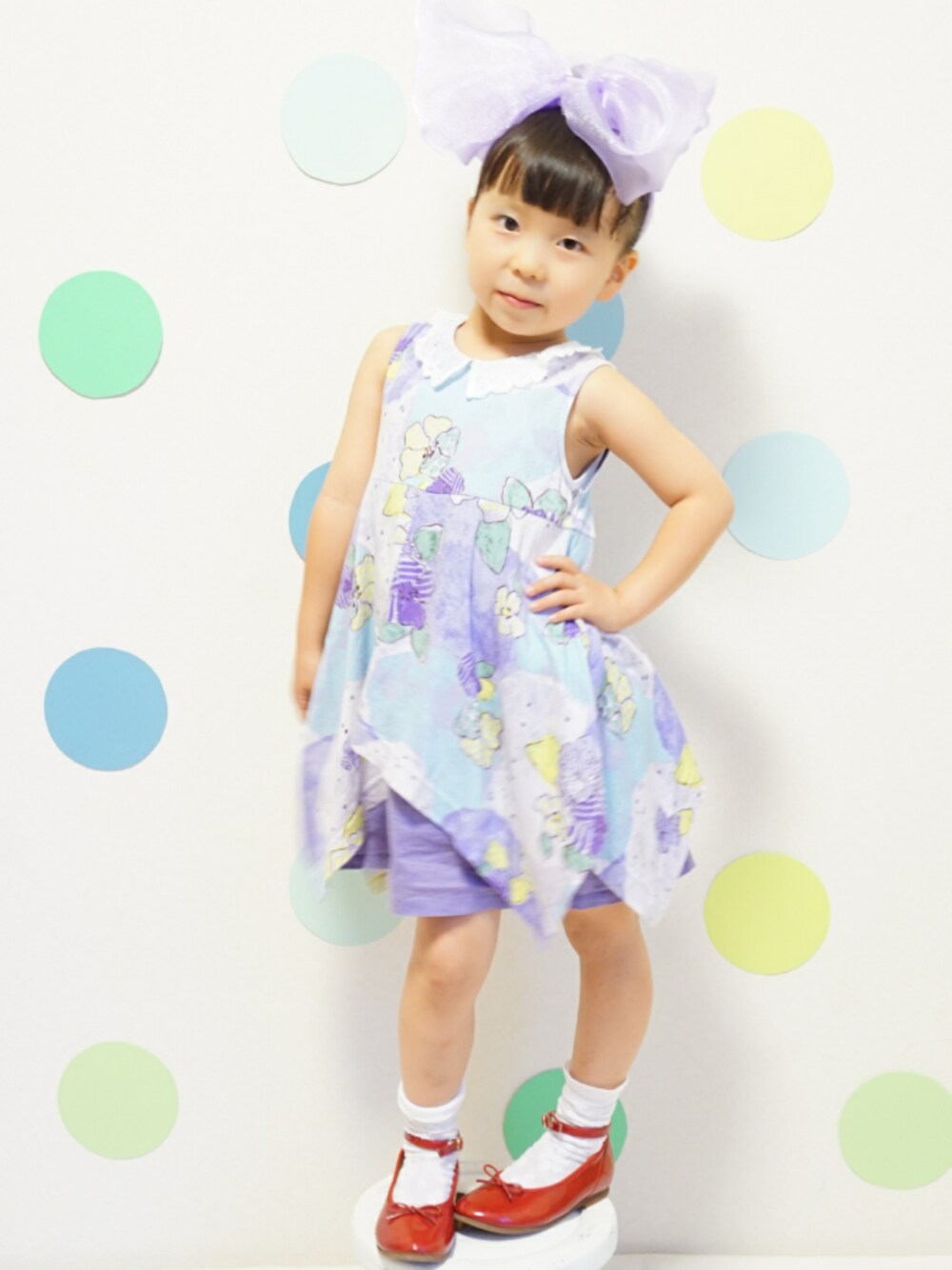 「夏コーデ、花柄、バレエシューズ、リボン、シンプル、集まれ！北関東キッズ★、ハッカキッズ、hakkakids、hakka」｜「HAKKA KIDSのオリジナルエナメルバレーシューズ（バレエシューズ、レッド系）」を使った、ゆん☺さん（キッズ・100cm）の夏コーディネートの1枚目の写真