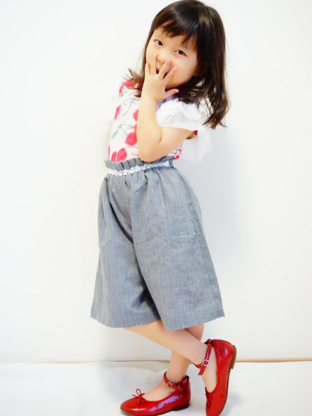 「ハッカキッズ、hakkakids、集まれ！北関東キッズ★、ガウチョパンツ、フルーツ柄、バレエシューズ、キッズコーデ、キッズファッション」｜「HAKKA KIDSのチェリープリントフリル袖Tシャツ（Tシャツ/カットソー、ピンク系）」を使った、ゆん☺さん（キッズ・100cm）の秋コーディネートの1枚目の写真