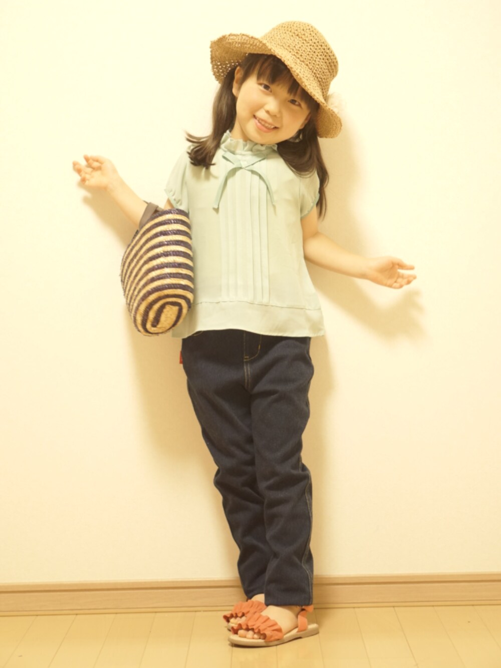 「キッズファッション、シンプルコーデ、夏コーデ、サンダル、タペット、Tappet、集まれ！北関東キッズ★」｜「Tappetの[52cm]フラワーモチーフ付きストローハット（ハット、ブラウン系）」を使った、ゆん☺さん（キッズ・110cm）の春コーディネートの1枚目の写真