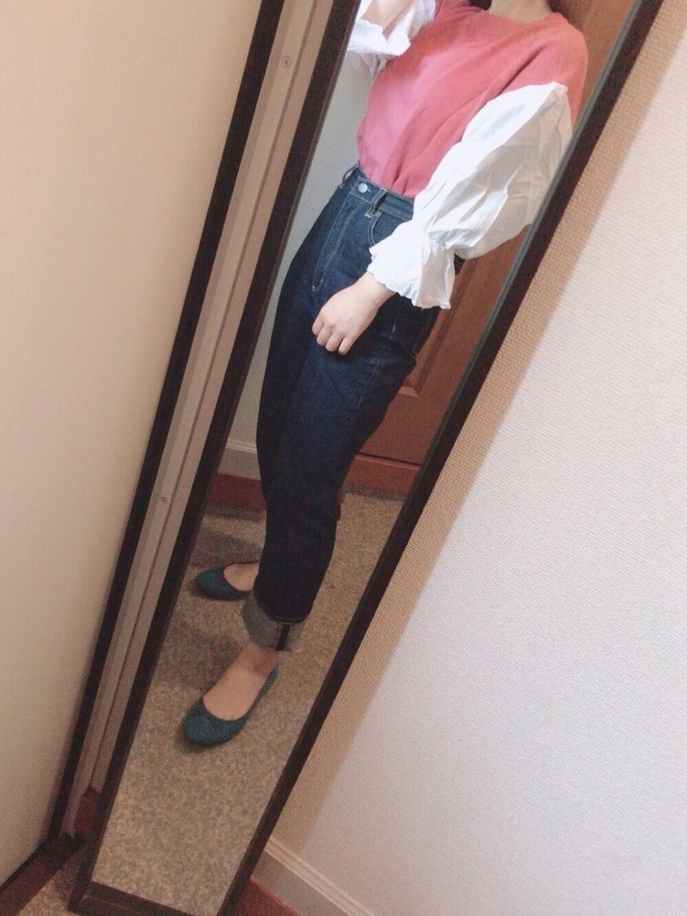 ブルー系のパンツを着用したレディースの秋コーディネートの1枚目の写真