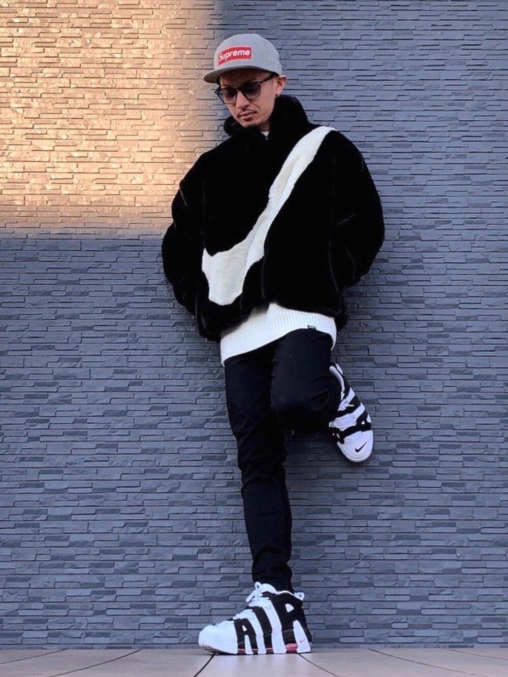 「休日スタイル、オーバーサイズ、ブラックコーデ、黒スキニー、NIKE、ストリート、ストリート系、supreme」｜「Supreme のアイテム（キャップ、グレー系）」を使った、AGTさん（メンズ・170cm）の冬コーディネートの1枚目の写真