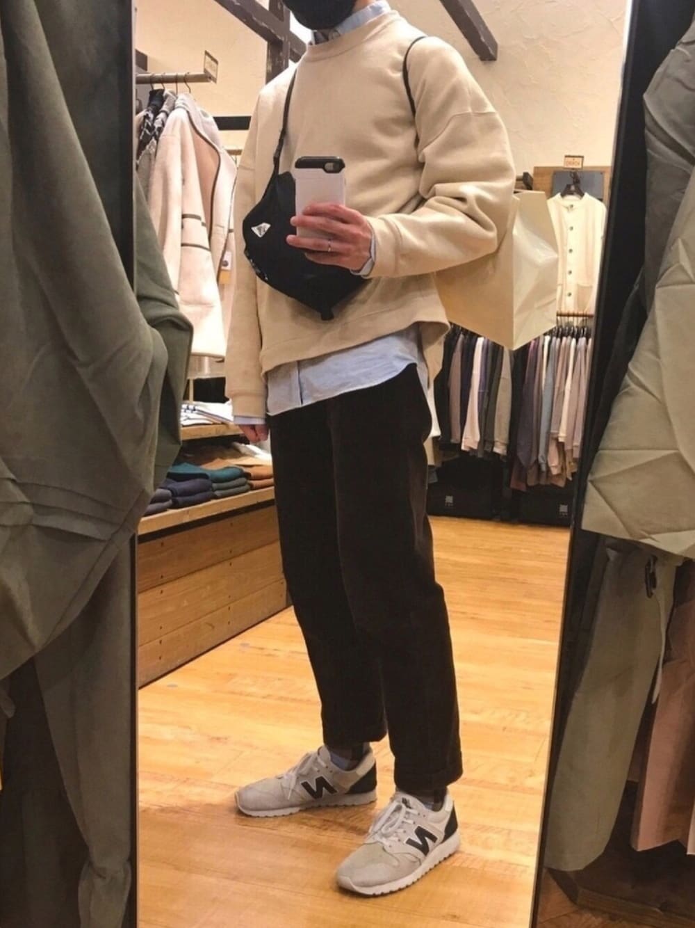 「秋冬コーデ、秋服、きれいめカジュアル、スウェット、コーデュロイパンツ、秋のマイ旬スタイル、ビックシルエット、ニューバランス」｜「URBAN RESEARCH DOORSのコーデュロイテーパードトラウザー（その他パンツ、ブラウン系）」を使った、AtRtさん（メンズ・174cm）の秋コーディネートの1枚目の写真