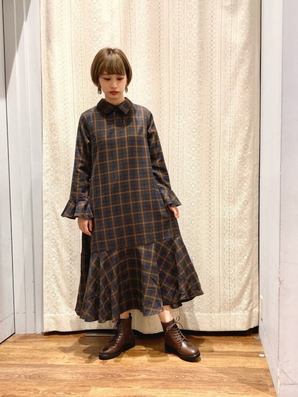 その他のワンピース、ブラウン系のブーツを着用したレディースの秋コーディネートの1枚目の写真