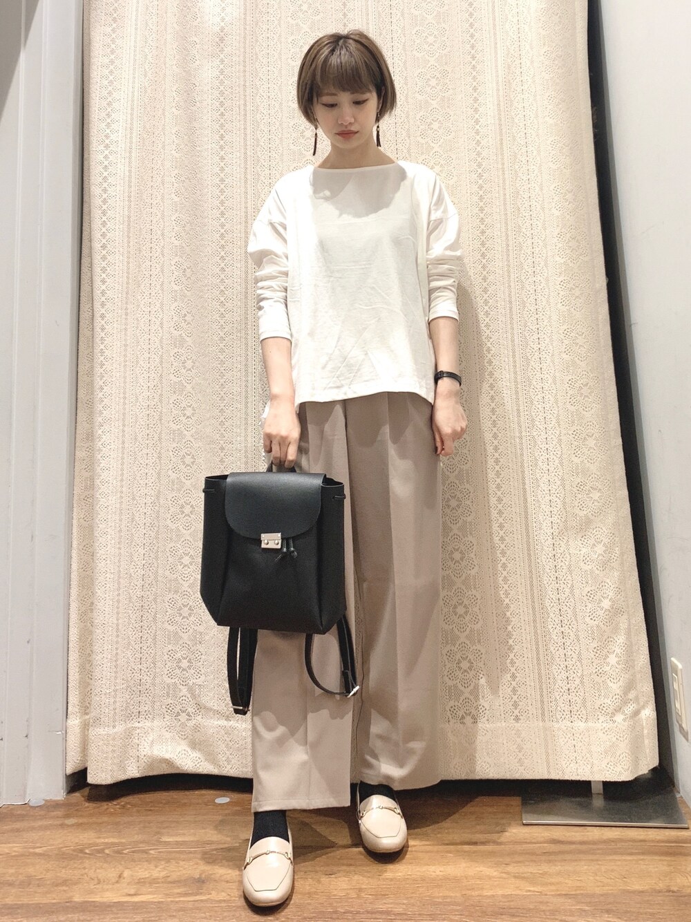 ホワイト系のTシャツ/カットソー、ベージュ系のその他パンツ、ベージュ系のローファーを着用したレディースの春コーディネートの1枚目の写真
