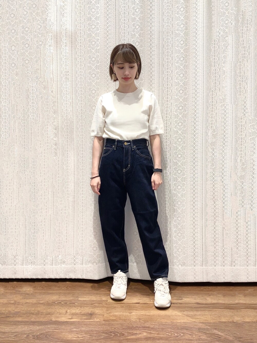 ホワイト系のニット/セーター、ブルー系のデニムパンツ、その他のその他を着用したレディースの秋コーディネートの1枚目の写真