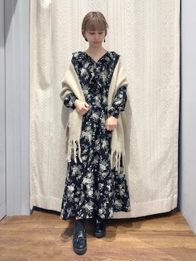 「earth music&ecology（アースミュージックアンドエコロジー）のフリンジストール　＊（マフラー）」を使った、momoさん（レディース・155cm）の秋コーディネート