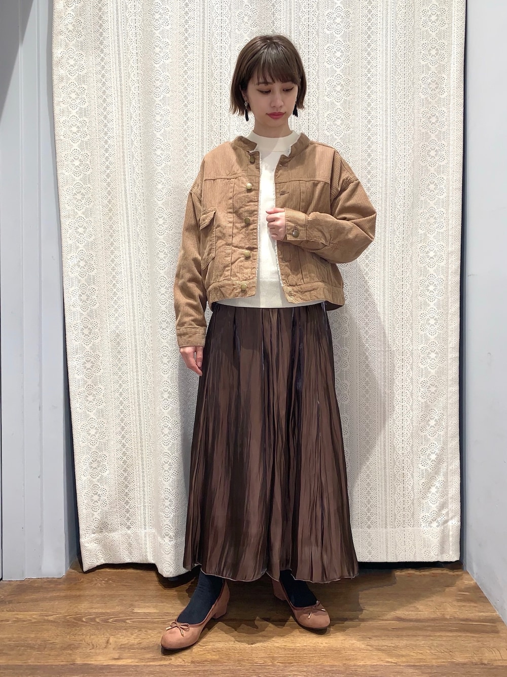 「アースミュージック＆エコロジー、earth music&ecology、秋冬コーデ、ブラウンコーデ、コーデュロイジャケット、裏ボア、サテンスカート、パンプス、ワントーンコーデ、ショートコート」｜「earth music&ecologyのCOTTON USAコーデュロイ（裏ボアブルゾン）＊（ブルゾン、ベージュ系）」を使った、momoさん（レディース・155cm）の冬コーディネートの1枚目の写真
