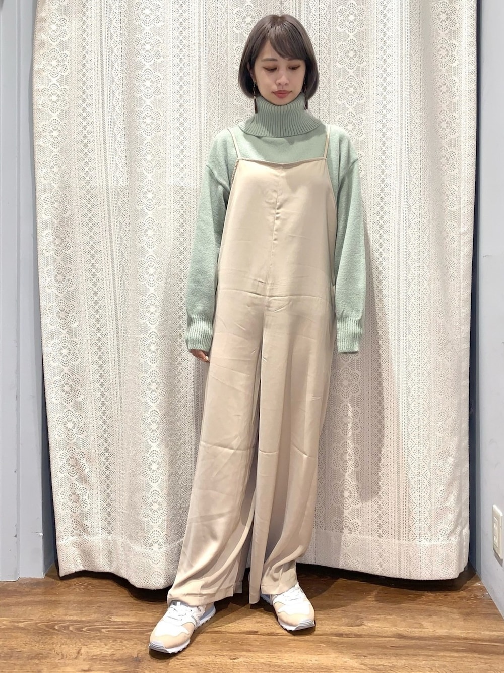 「アースミュージック＆エコロジー、earth music&ecology、ニューバランス、NEWBALANCE、スニーカー女子、淡色コーデ、春色、サロペット、大人カジュアル、ペールトーン」｜「earth music&ecologyのスリットヘムタートルニットプルオーバー　＊（ニット/セーター、グリーン系）」を使った、momoさん（レディース・155cm）の冬コーディネートの1枚目の写真