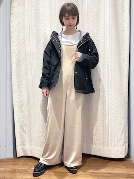 「ベージュ×ブラック」｜「アイテム（サロペット/オーバーオール）」を使った、momoさん（レディース・155cm）の春コーディネート