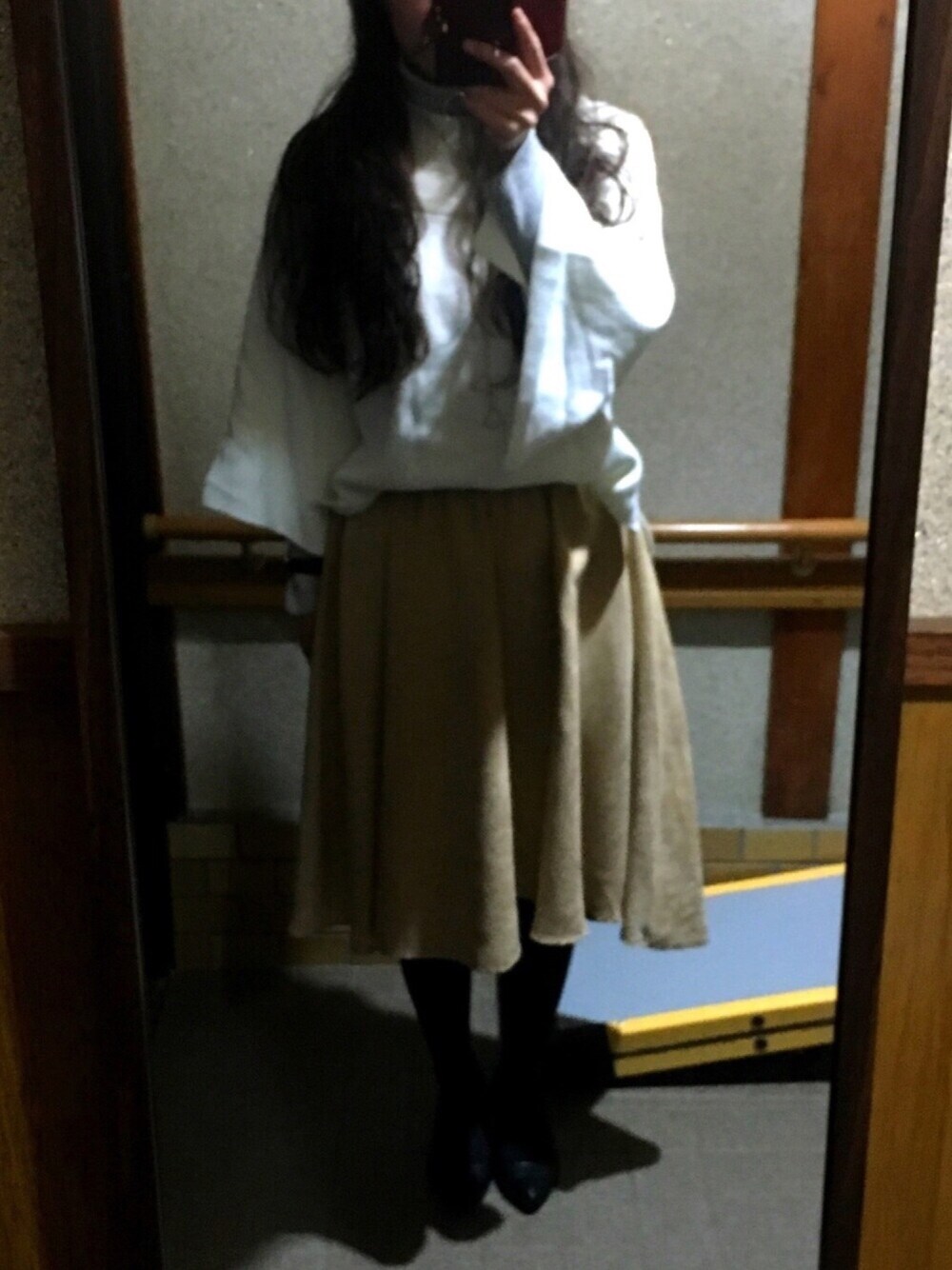 「春、オトナ女子、オトナカジュアル、シンプル、オフィスカジュアル、スカート、アシンメトリー、ニット、しごとスタイル」｜「IENAのアイテム（ニット/セーター、ホワイト系）」を使った、shi_nyanさん（レディース・161cm）の春コーディネートの1枚目の写真