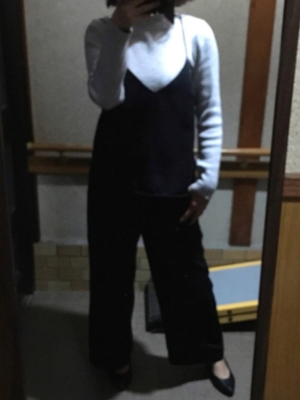 「春、パンツスタイル、オトナ女子、シンプル、カジュアル、オフィスカジュアル、大人カジュアル、きれいめカジュアル、オフスタイル」｜「SLYのタートルusefulショートTOPS（ニット/セーター、グレー系）」を使った、shi_nyanさん（レディース・161cm）の春コーディネートの1枚目の写真