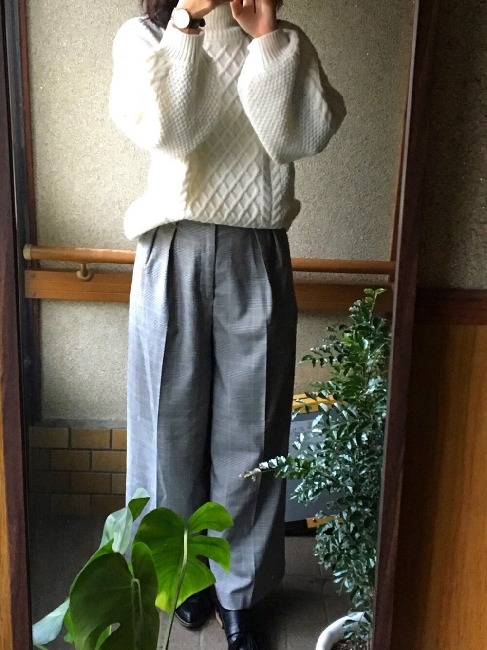 「冬コーデ、パンツスタイル、オトナカジュアル、シンプルコーデ、ビッグシルエット、ざっくりニット、ハイウエスト、チェック、ワイドパンツ」｜「IENAのアイテム（ニット/セーター、ホワイト系）」を使った、shi_nyanさん（レディース・161cm）の冬コーディネートの1枚目の写真