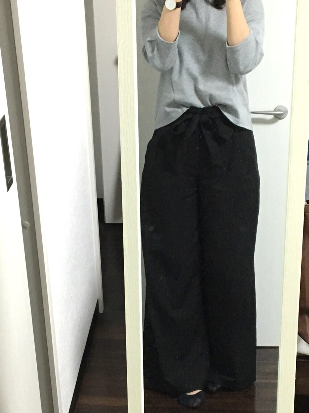 「パンツスタイル、大人カジュアル、オフィスカジュアル、仕事コーデ、おしゃれさんと繋がりたい、ラフ」｜「MAYSON GREYのボトルネックプルオーバー（トップス、グレー系）」を使った、shi_nyanさん（レディース・161cm）の春コーディネートの1枚目の写真