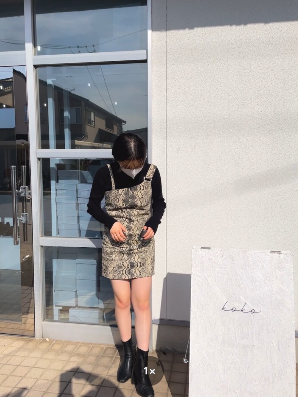 「大人カジュアル、ミニワンピ、オトナ女子、ショート女子、モノトーンコーデ、大人女子、お洒落さんとつながりたい、春コーデ、ヘビ柄、黒コーデ」｜「JEANASISのアイテム（トップス、ブラック系）」を使った、トモさん（レディース・156cm）の春コーディネートの1枚目の写真
