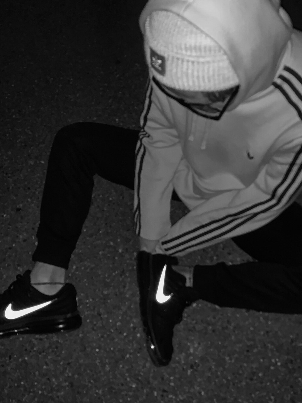 イエロー系のパーカー、ブラック系のスニーカー、ブラック系のスウェットパンツを着用したメンズの秋コーディネートの1枚目の写真